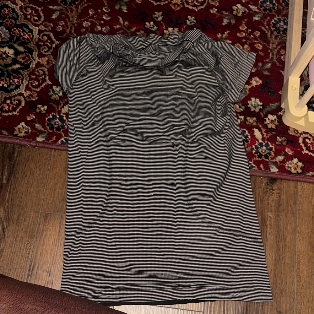 Black and White Lululemon Swiftly Size 6